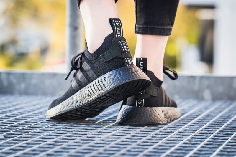 Adidas nmd clearance r2 black sale